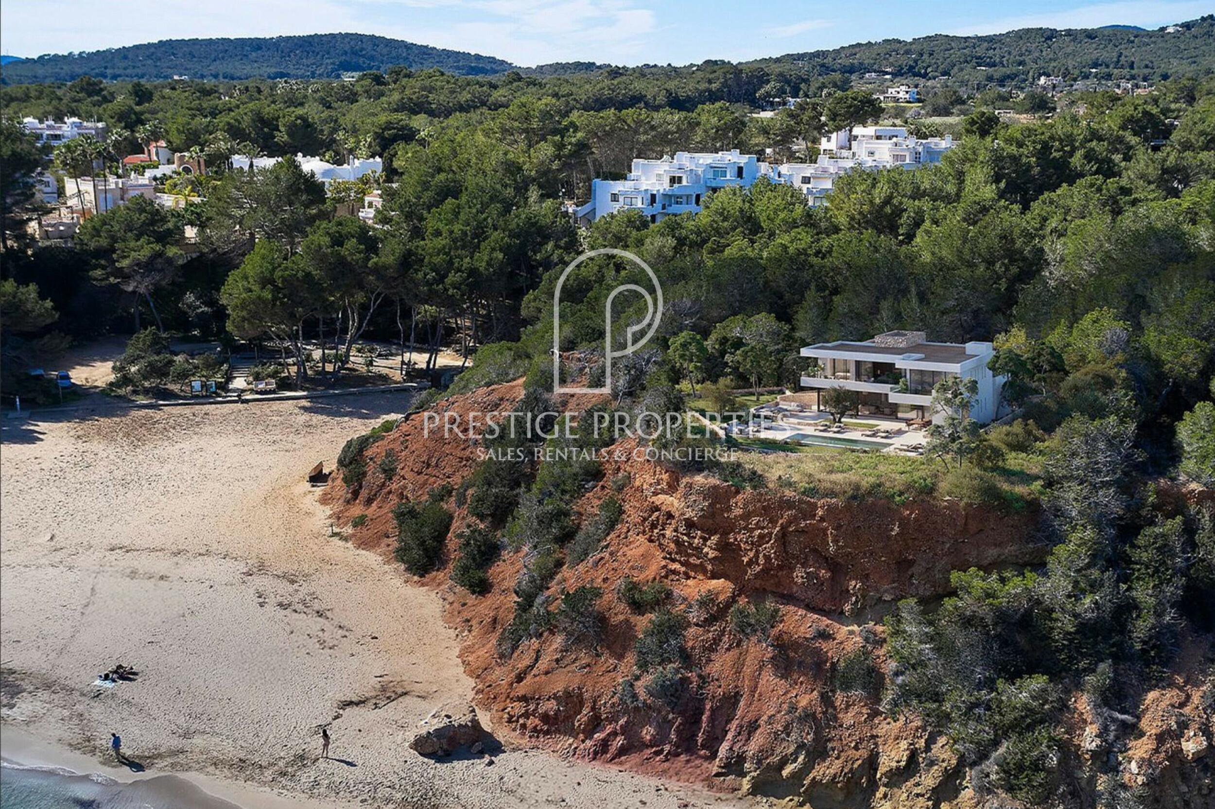land in Cala Llenya